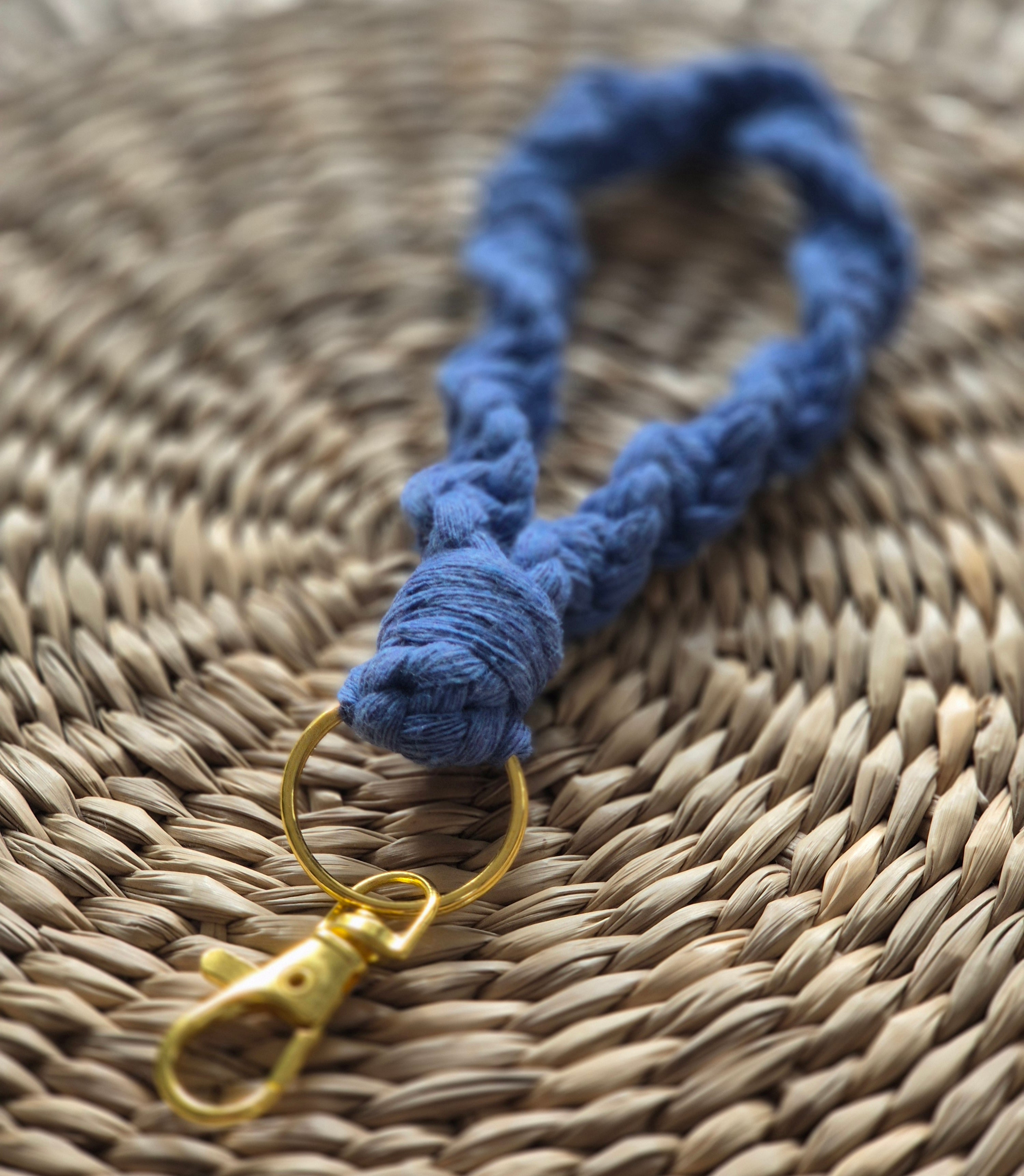 macramé keychain - twisted