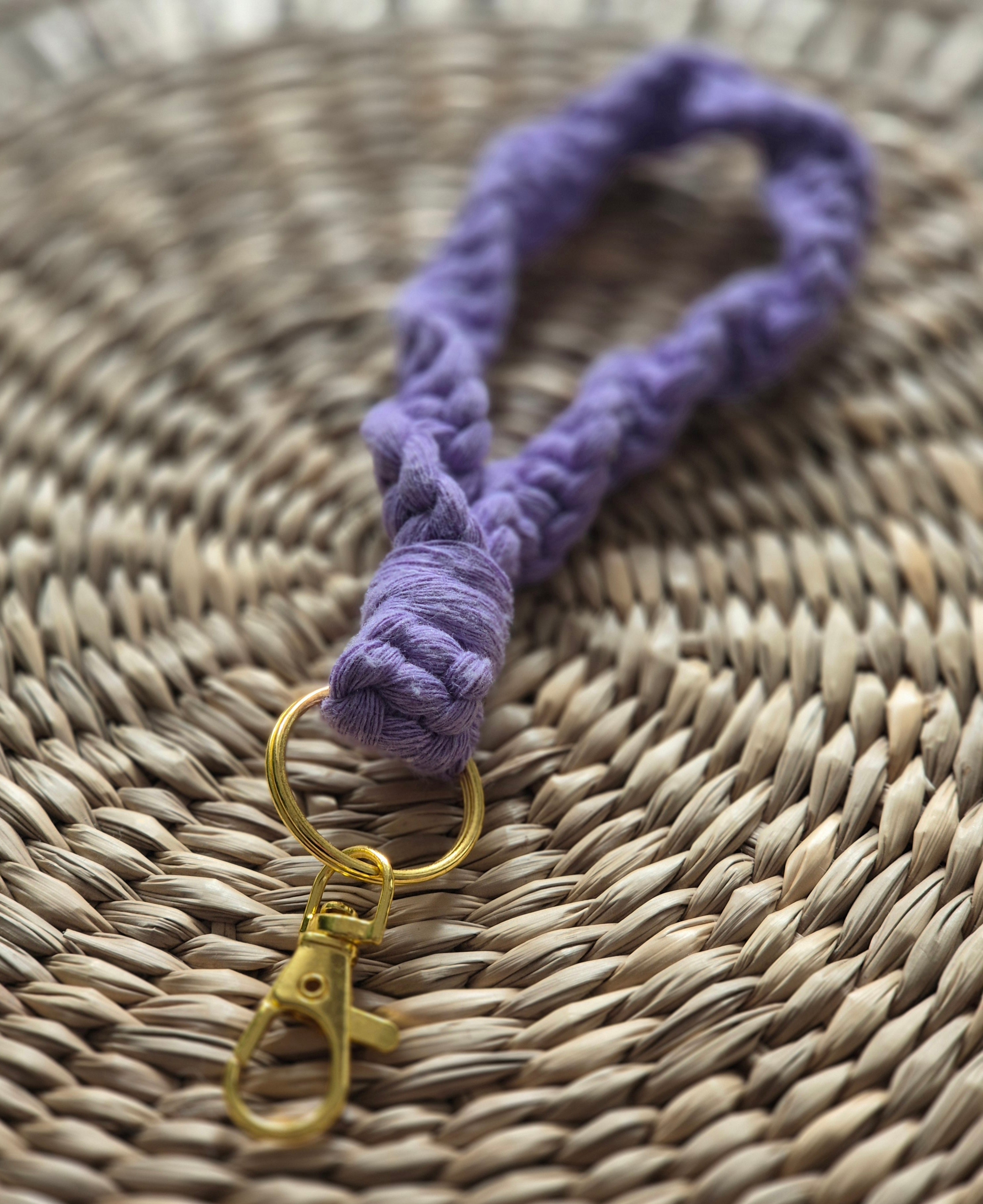 macramé keychain - twisted