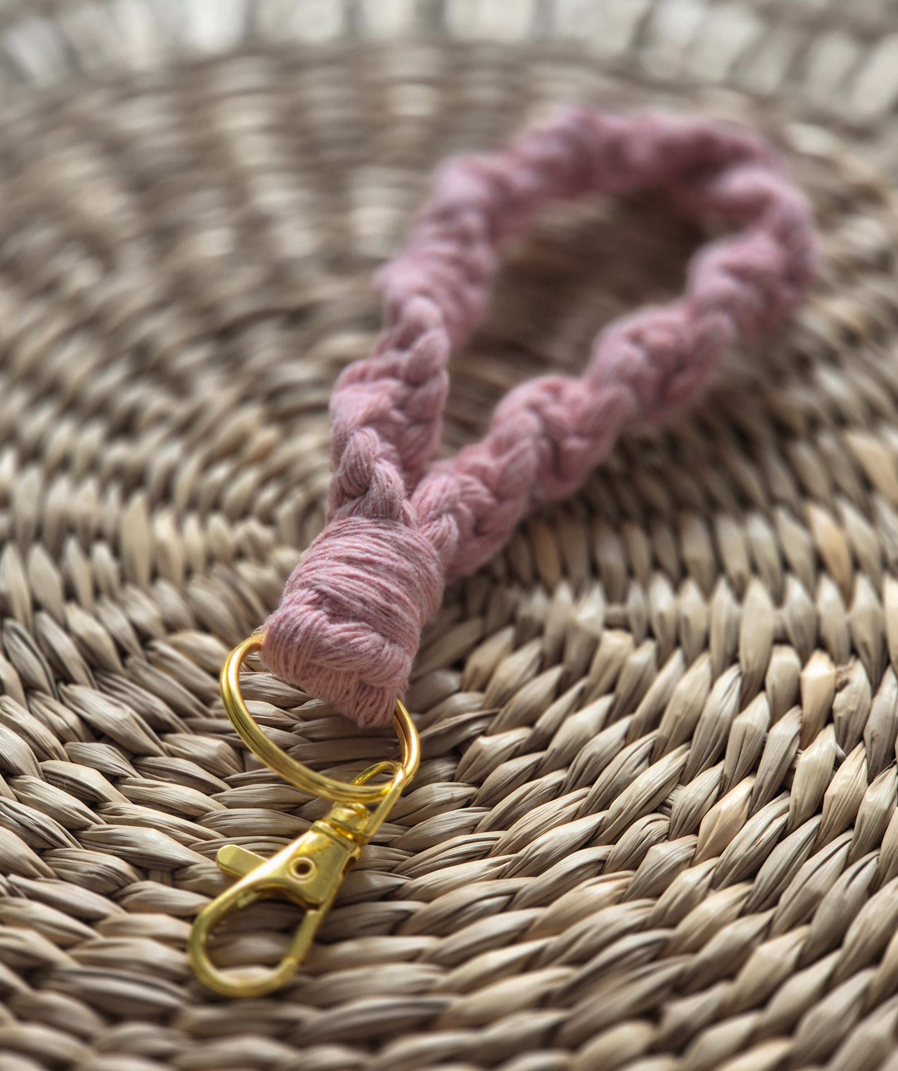 macramé keychain - twisted