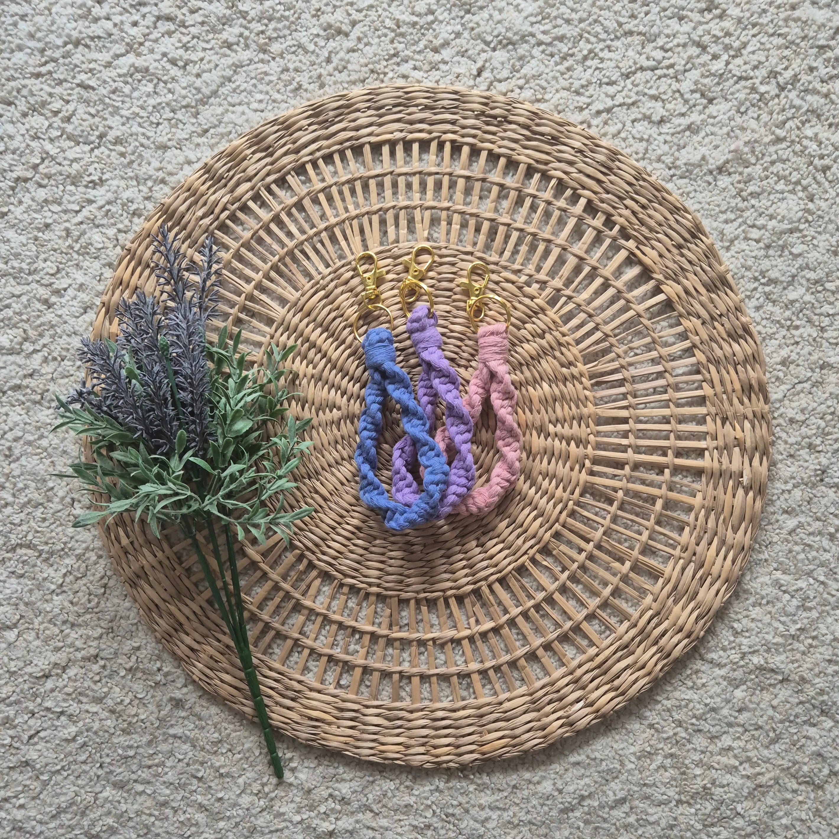 macramé keychain - twisted