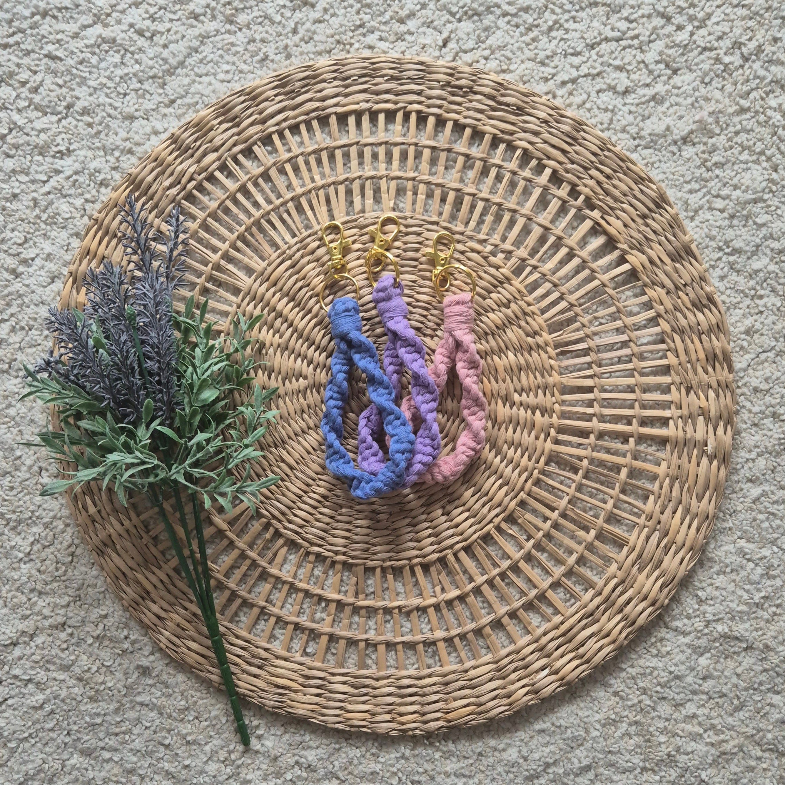 macramé keychain - twisted