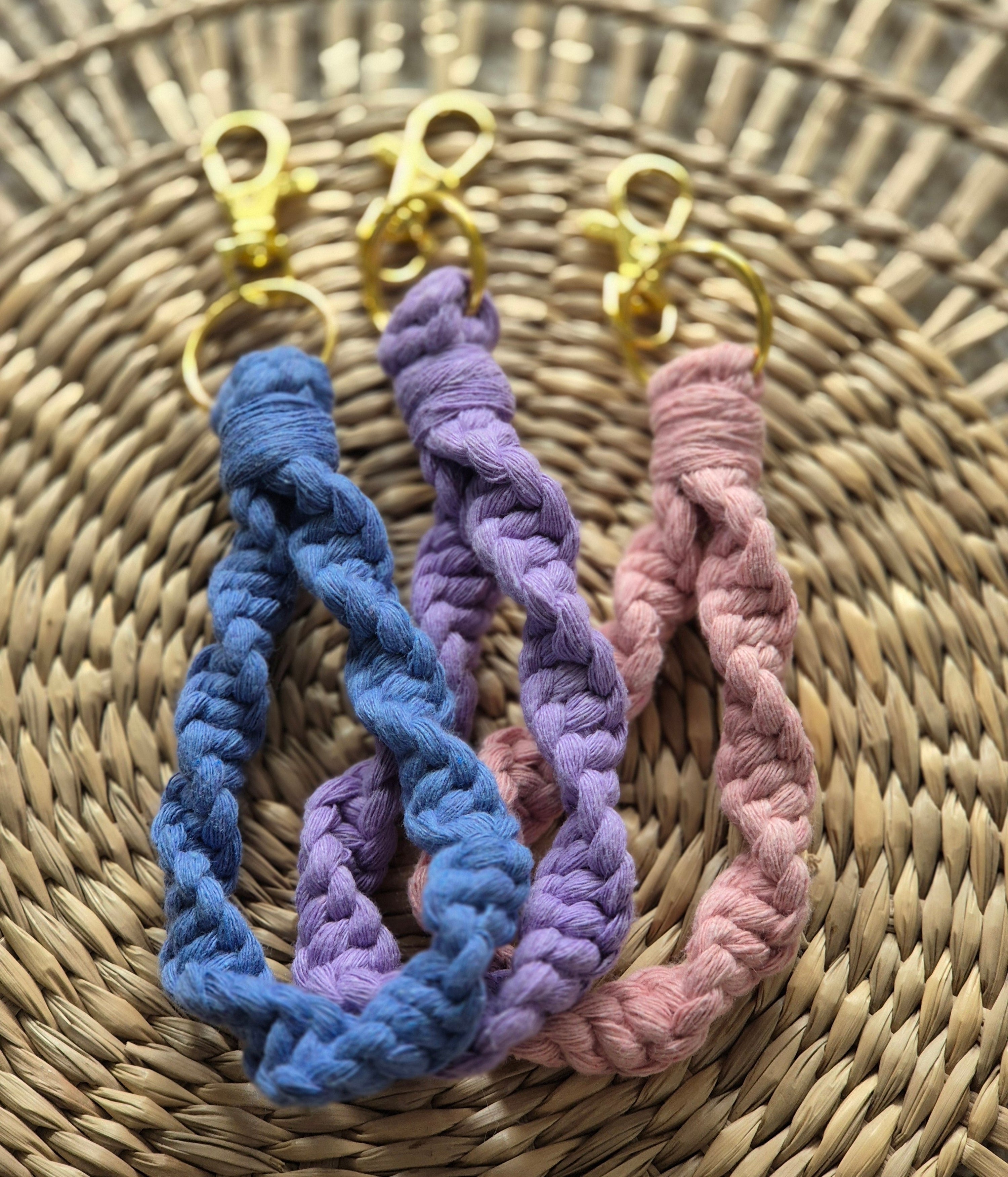 macramé keychain - twisted