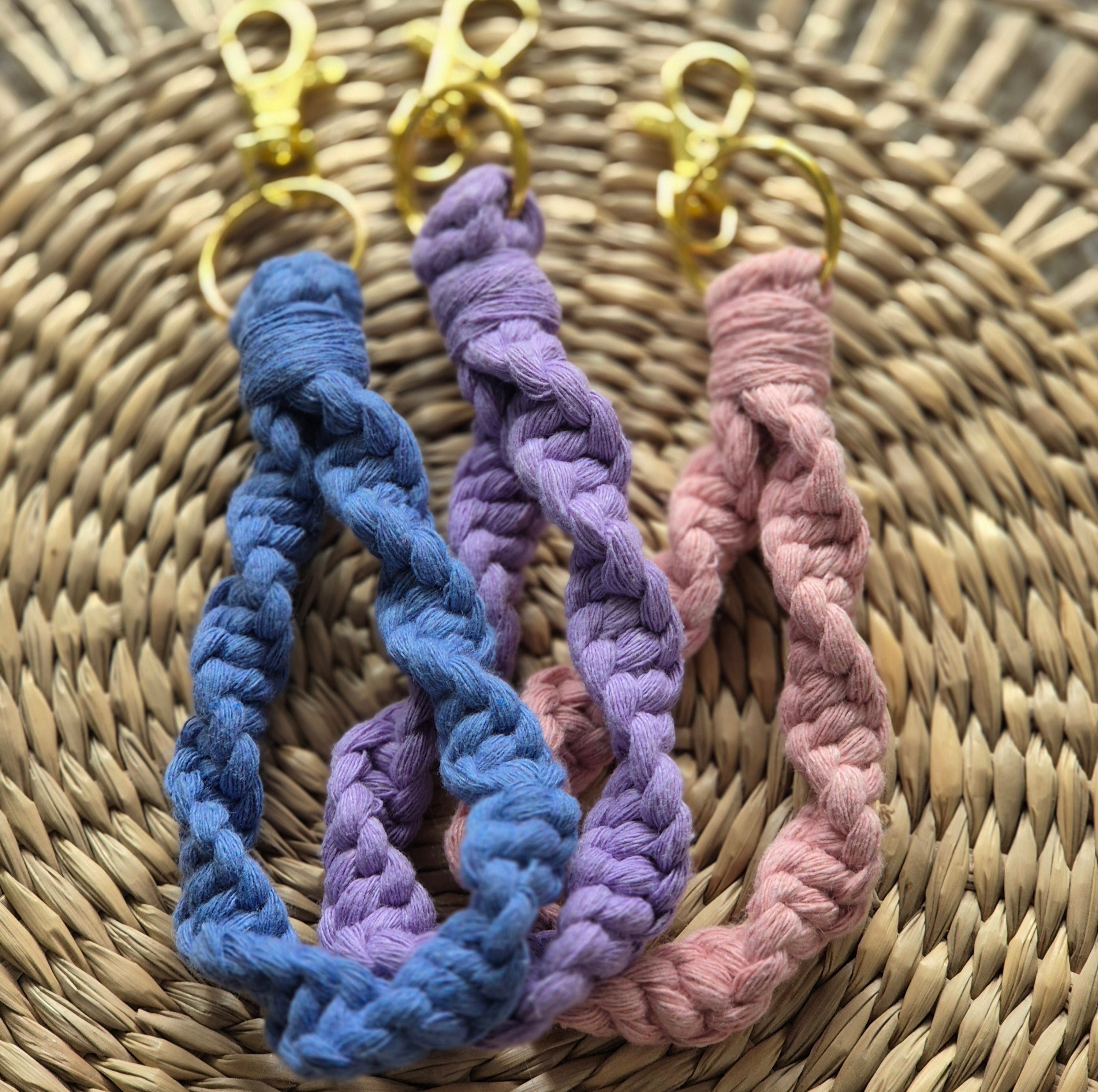 macramé keychain - twisted