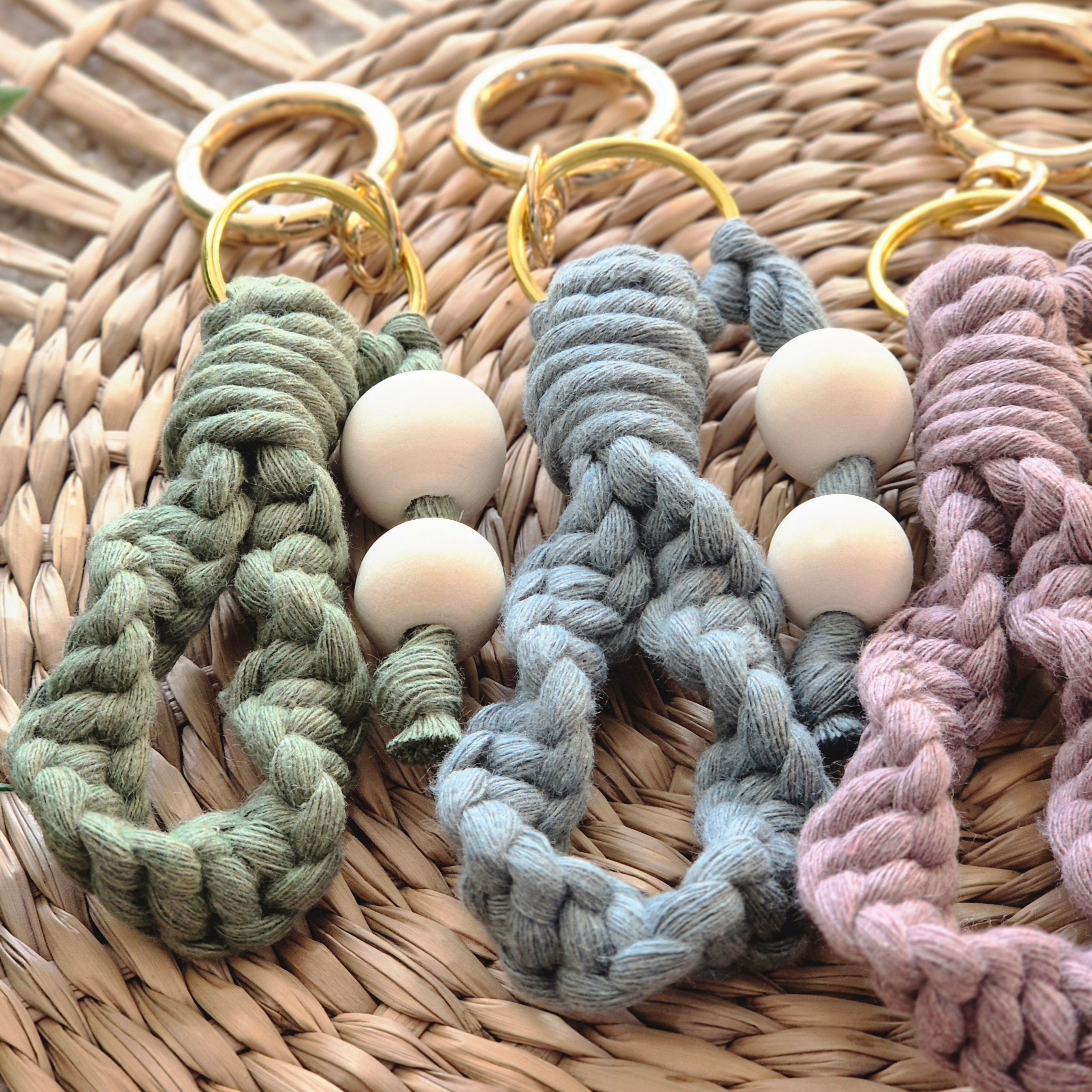 macramé keychain - tiny twisted