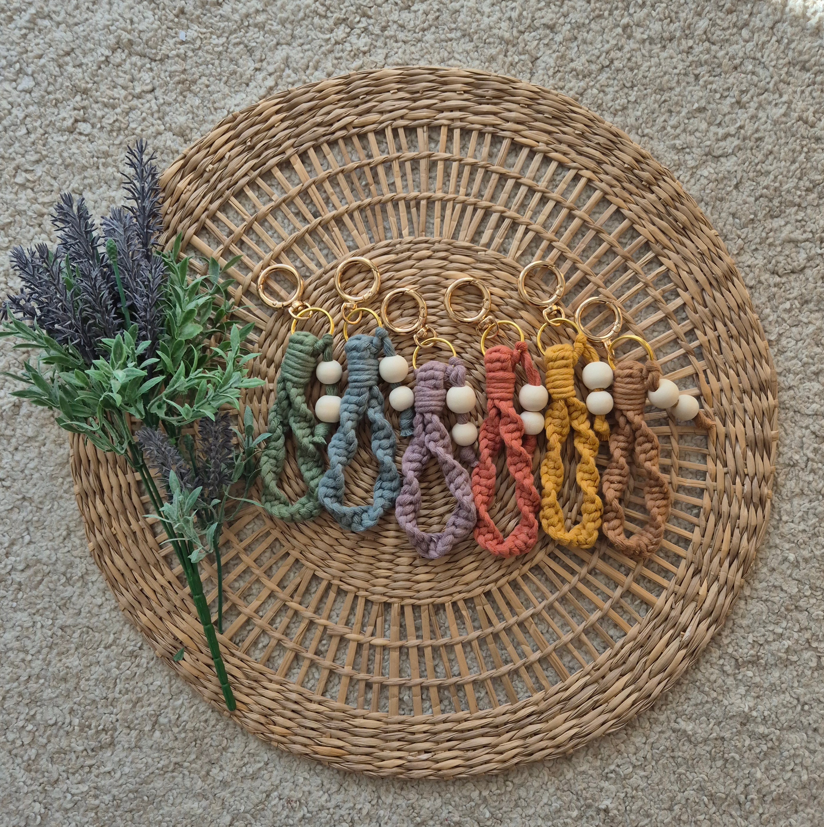 macramé keychain - twisted