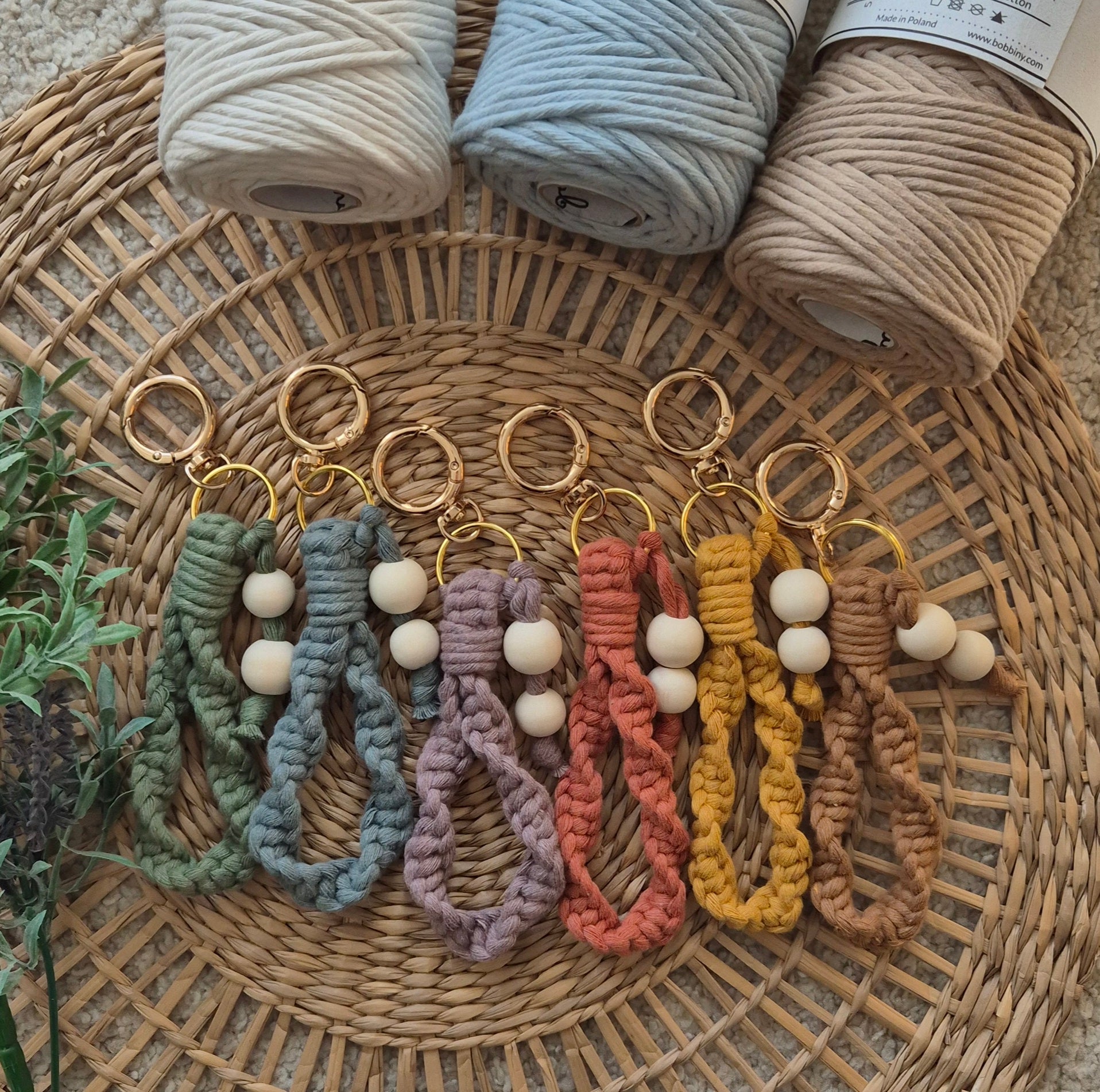 macramé keychain - twisted