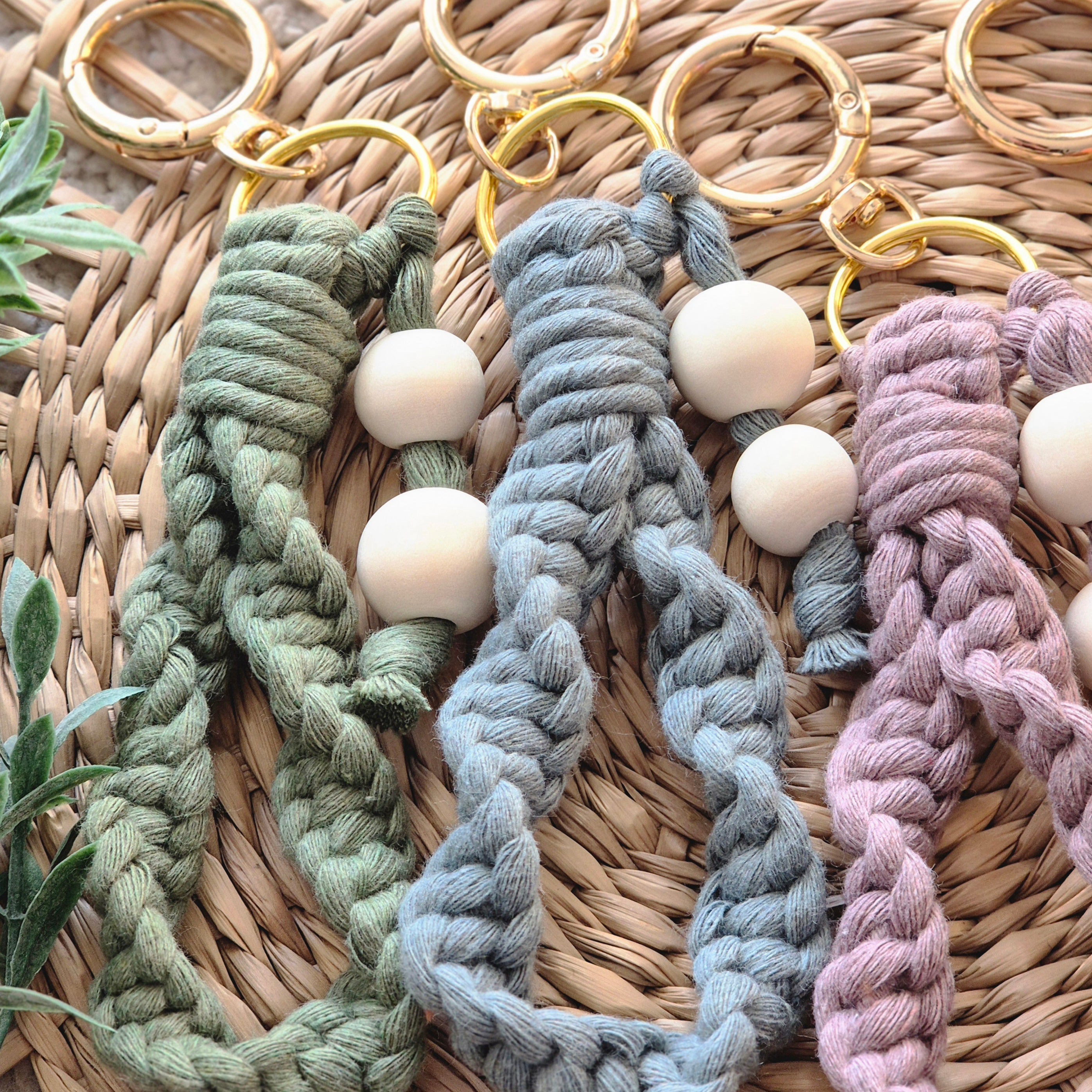 macramé keychain - twisted