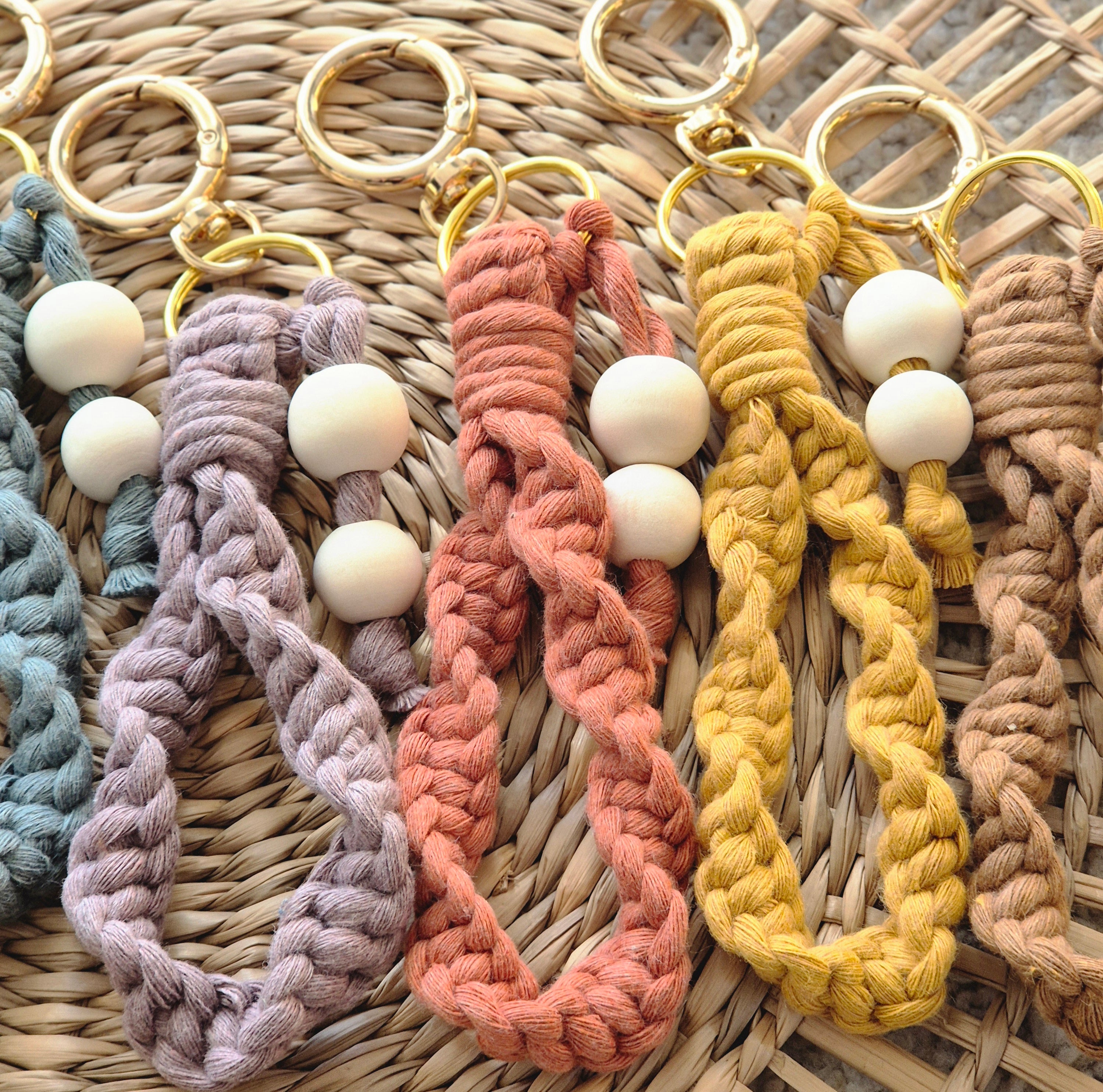 macramé keychain - twisted