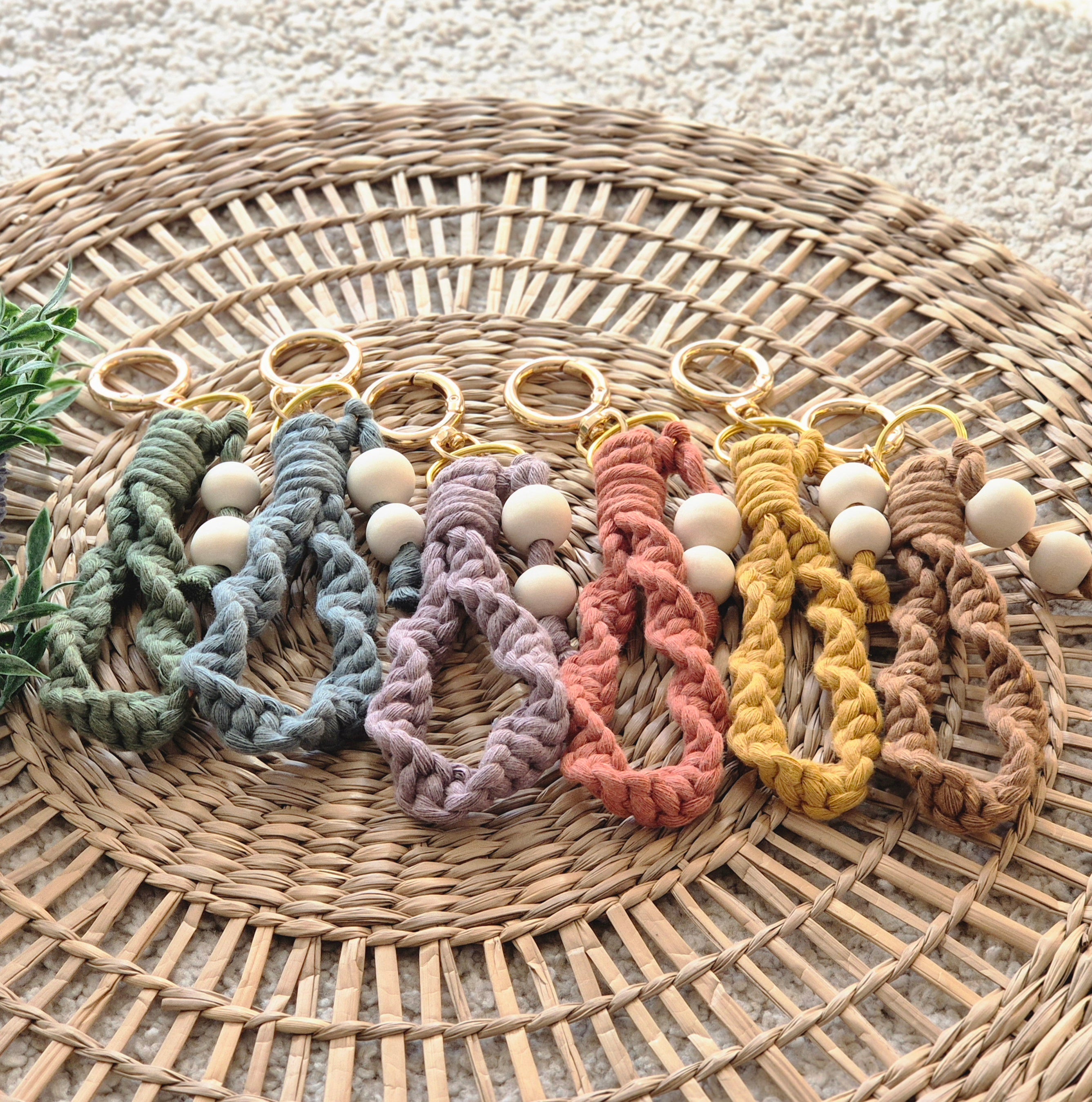 macramé keychain - twisted